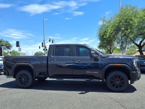 Used 2024 GMC Sierra 2500 AT4 w/ Technology Package AWD/4WD image 4