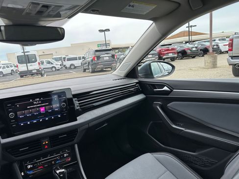 Used 2025 Volkswagen Jetta SE image 37