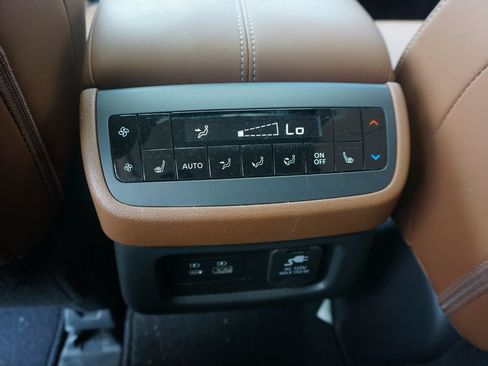 Used 2023 Nissan Pathfinder Platinum AWD/4WD image 16