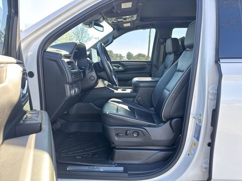 Used 2024 GMC Yukon SLT w/ SLT Premium Package image 16