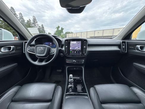 Used 2025 Volvo XC40 B5 Ultra w/ Climate Package AWD/4WD image 3
