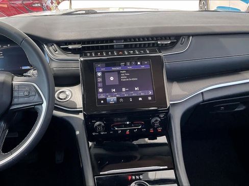 Used 2023 Jeep Grand Cherokee L Laredo image 8