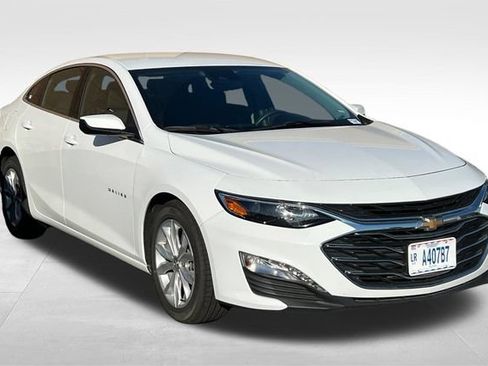Used 2025 Chevrolet Malibu LT FWD image 2