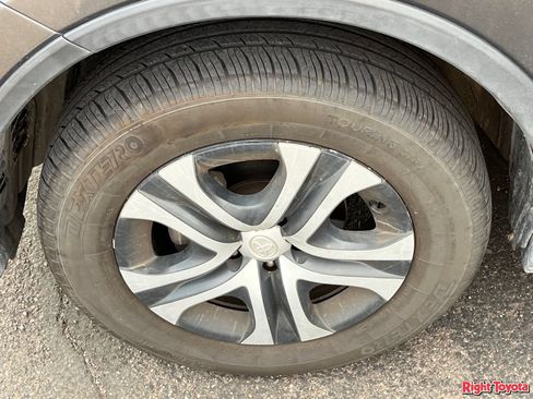 Used 2018 Toyota RAV4 LE FWD image 8