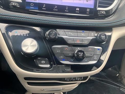 Used 2021 Chrysler Pacifica Touring-L FWD image 33