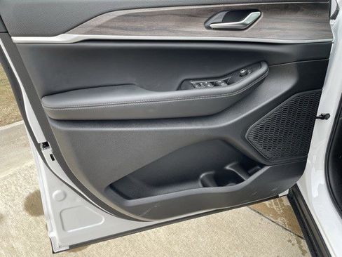 New 2026 Jeep Grand Cherokee Altitude image 13