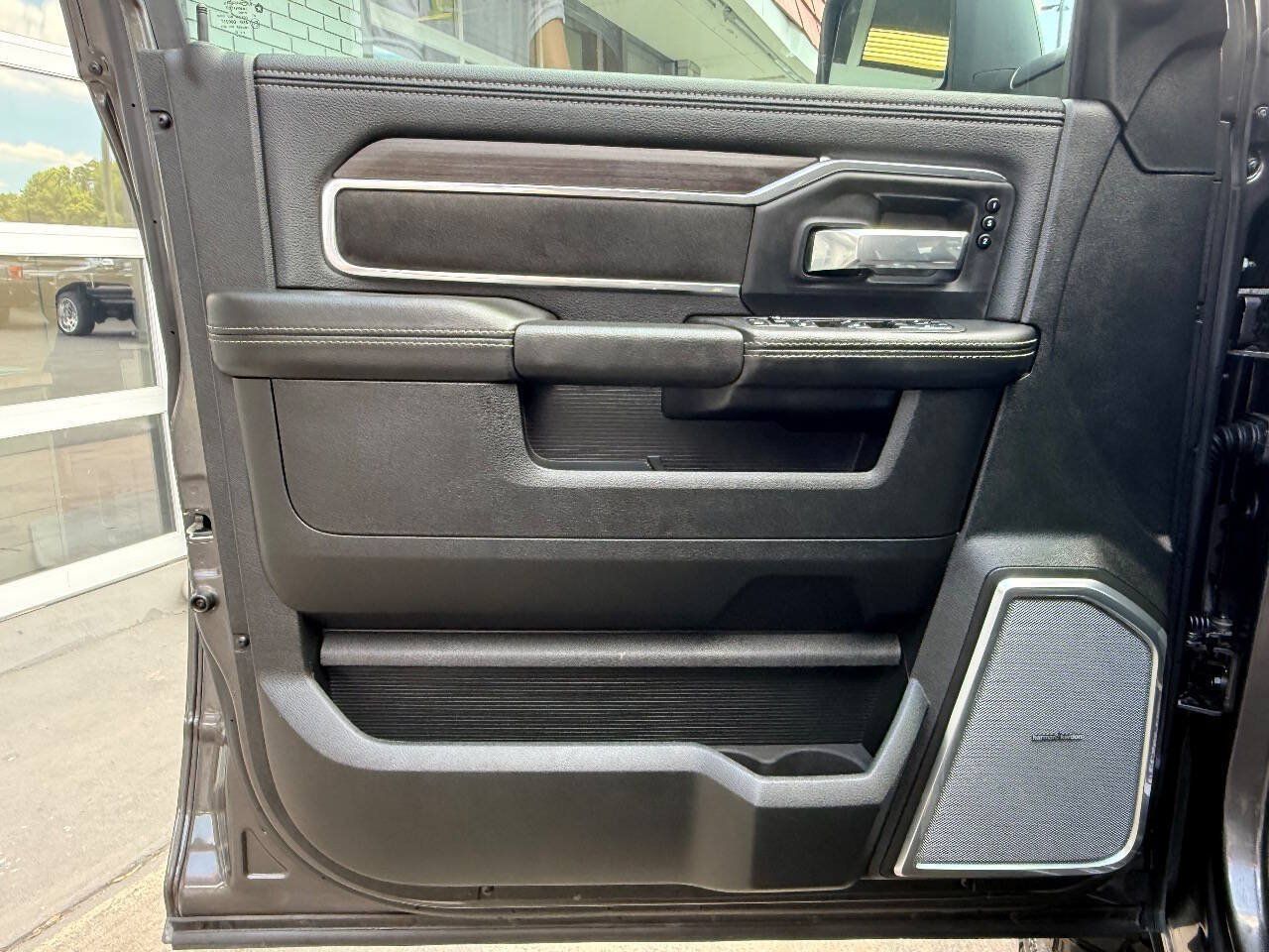 Used 2025 RAM 2500 Laramie AWD/4WD image 44