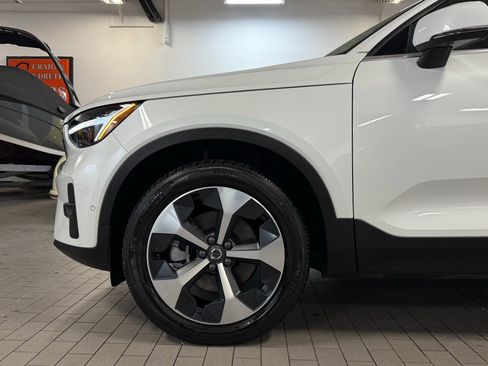 Used 2025 Volvo XC40 B5 Plus image 12