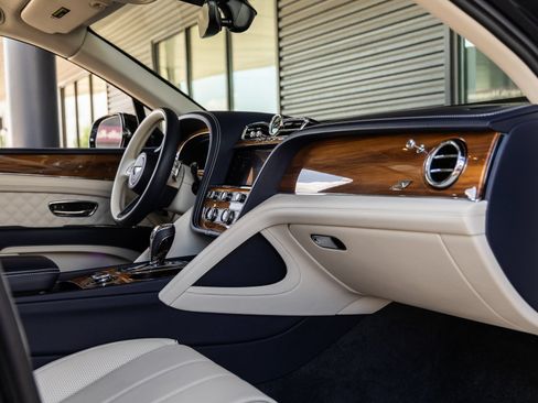 Used 2023 Bentley Bentayga AWD/4WD image 51