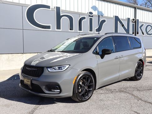 Used 2025 Chrysler Pacifica Limited image 1