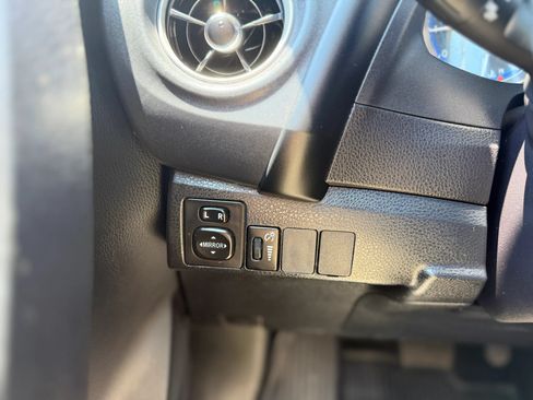 Used 2017 Toyota Corolla LE w/ Carpet Mat Package (TMS) FWD image 19
