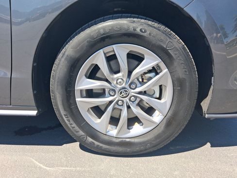 Certified 2025 Toyota Sienna XLE FWD image 30