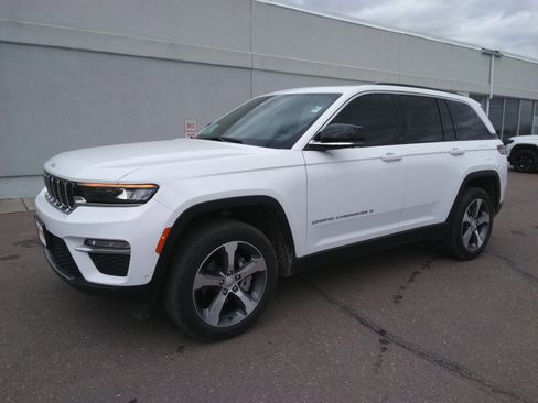 Used 2024 Jeep Grand Cherokee Limited w/ Luxury Tech Group II AWD/4WD image 2