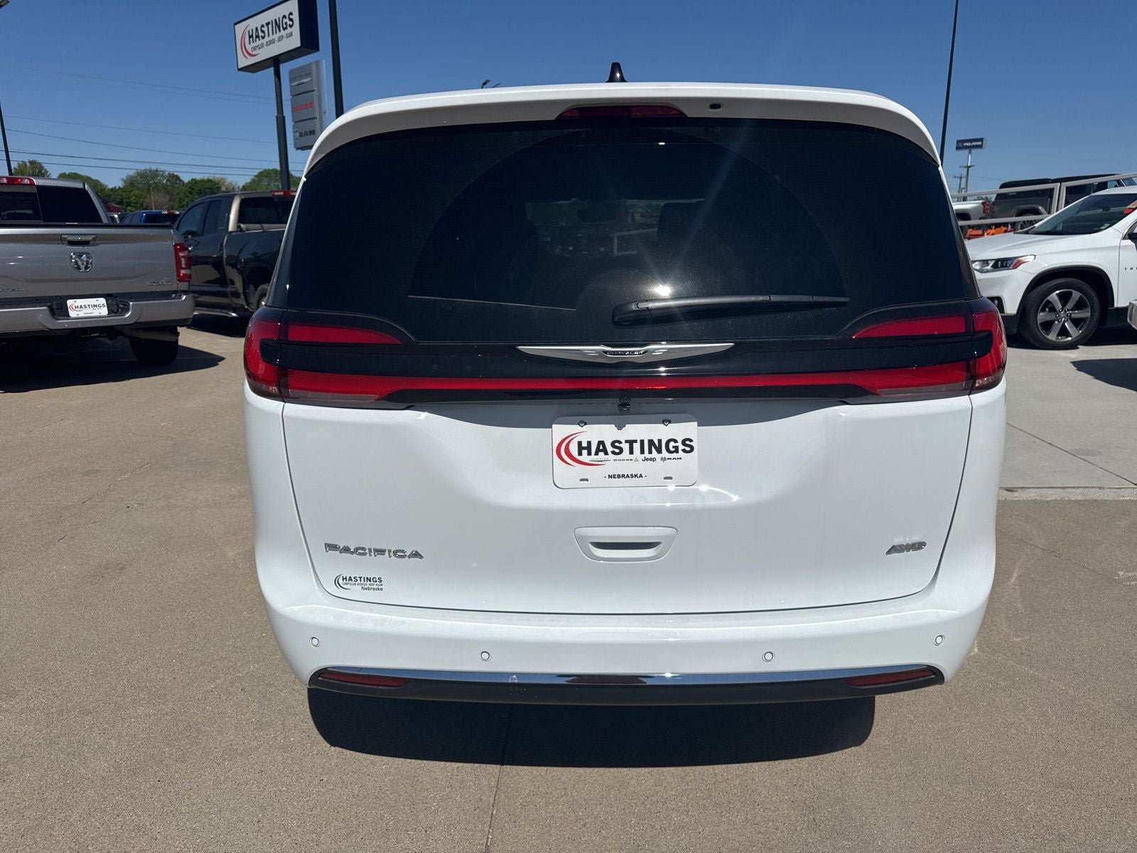 New 2026 Chrysler Pacifica Select AWD/4WD image 4