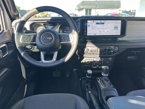 Used 2025 Jeep Wrangler Sahara image 15