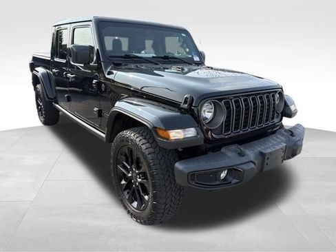 Used 2025 Jeep Gladiator Sport AWD/4WD image 2
