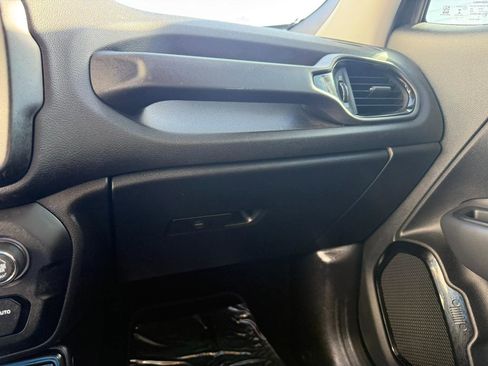 Used 2018 Jeep Renegade Altitude w/ UConnect 8.4 Nav Group image 36