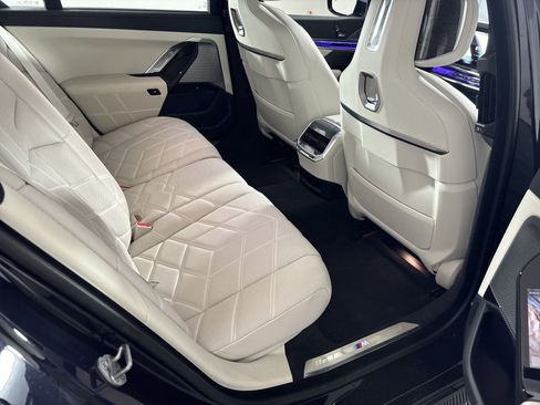 Certified 2024 BMW i7 xDrive60 w/ Premium Package image 30