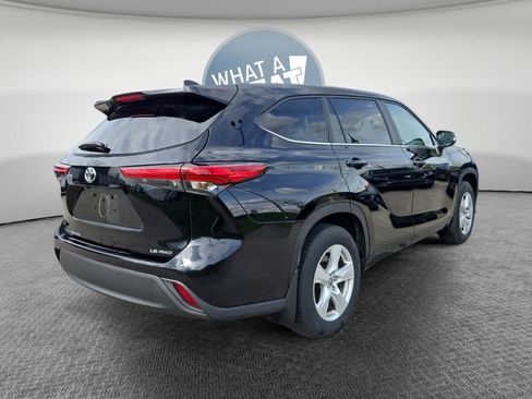 Used 2023 Toyota Highlander LE AWD/4WD image 3