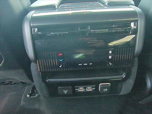 Used 2023 Jeep Wagoneer L 4WD w/ Convenience Group I image 17