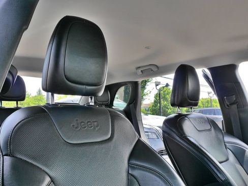 Used 2019 Jeep Cherokee Limited AWD/4WD image 14