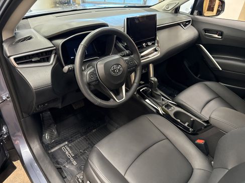Used 2023 Toyota Corolla Cross XLE w/ Convenience Package image 28