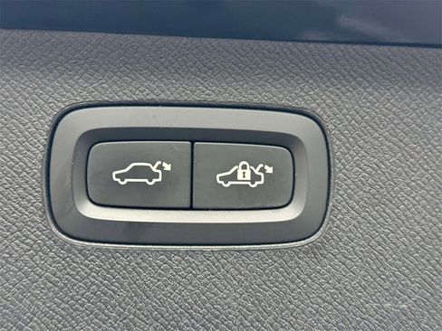 Used 2020 Volvo XC90 T6 R-Design image 18