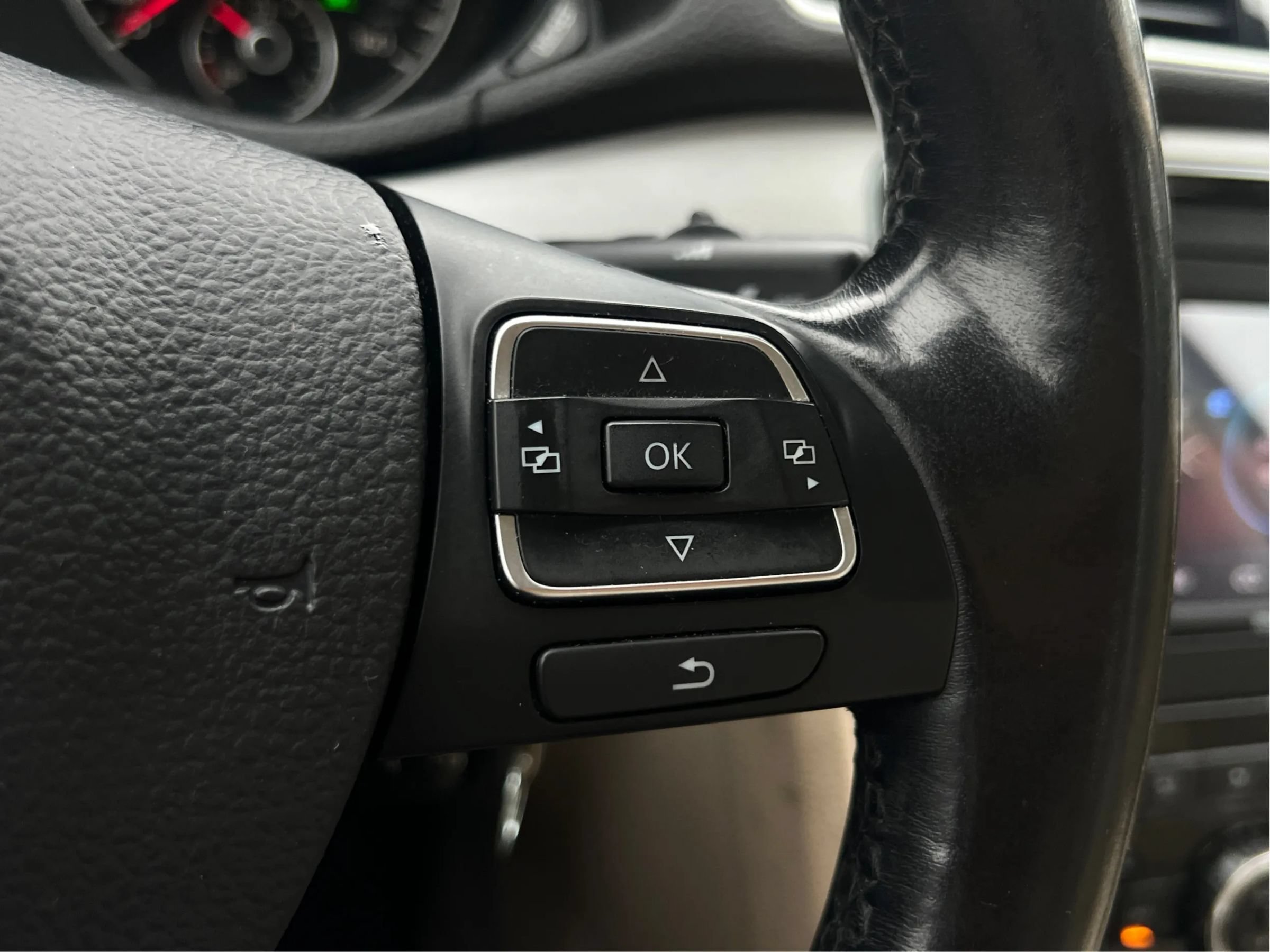 Used 2012 Volkswagen Passat TDI SE FWD image 28