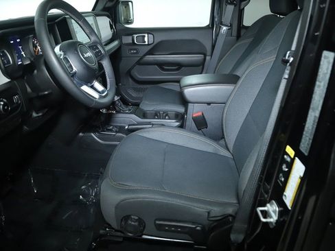 Used 2025 Jeep Wrangler Unlimited Sahara AWD/4WD image 17
