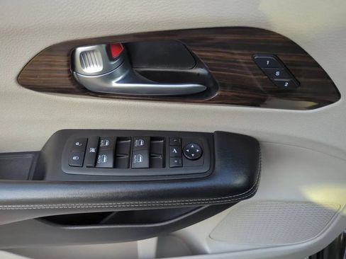 Used 2023 Chrysler Pacifica Limited FWD image 14