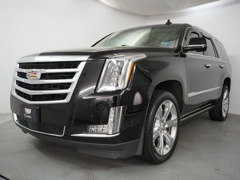 Used 2018 Cadillac Escalade Premium Luxury image 3
