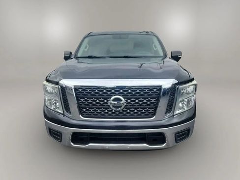Used 2017 Nissan Titan SV image 3