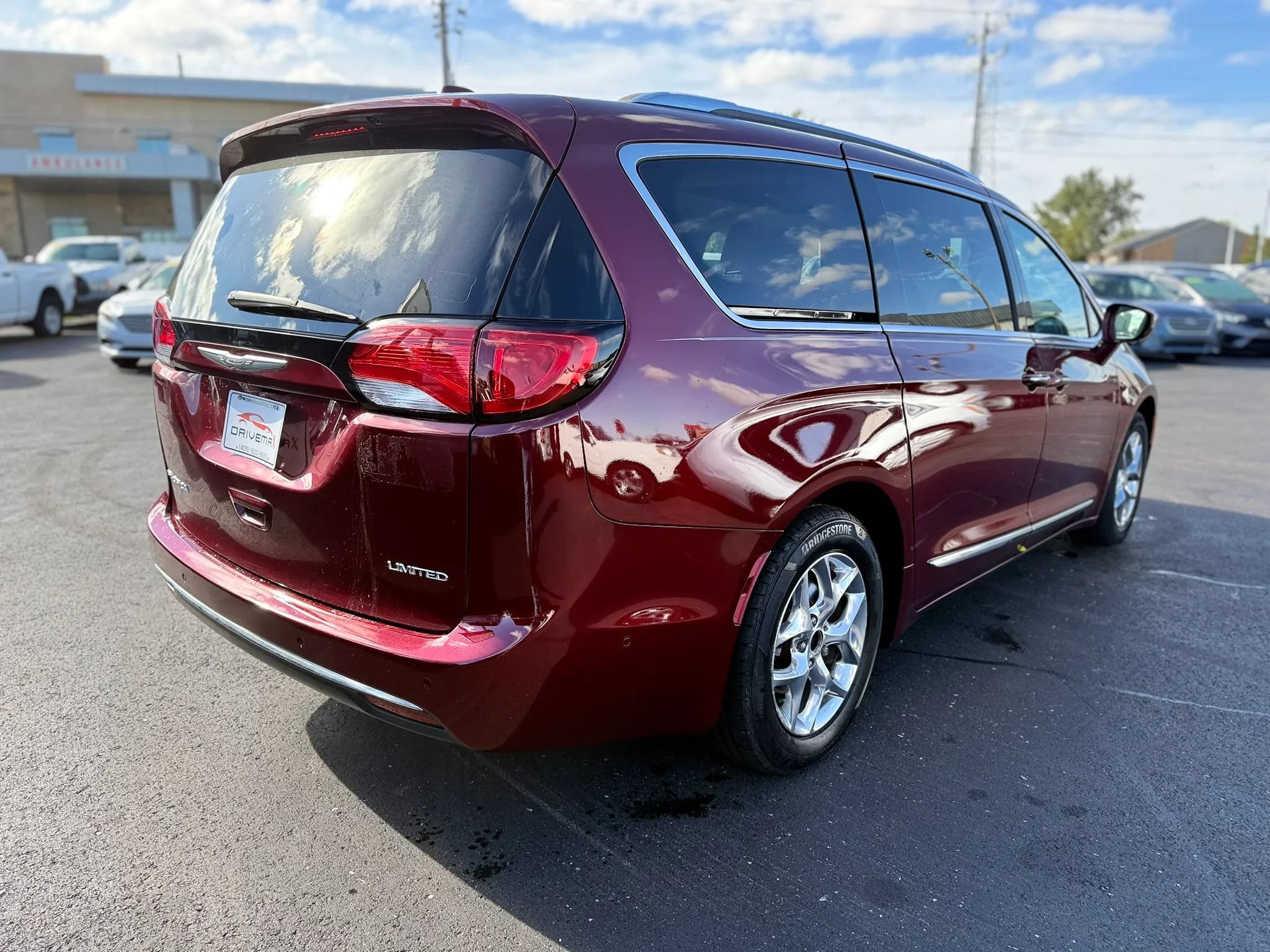 Used 2017 Chrysler Pacifica Limited w/ Advanced Safetytec Group FWD image 3
