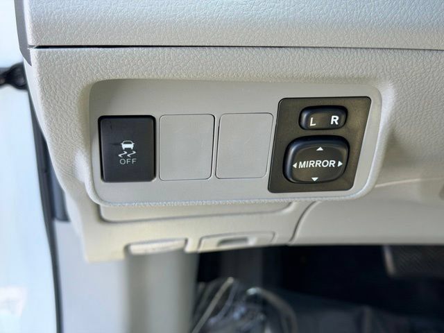 Used 2013 Toyota Corolla LE FWD image 16