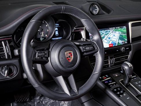 Certified 2025 Porsche Macan AWD/4WD image 18