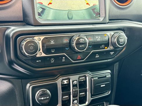 Used 2022 Jeep Gladiator Mojave AWD/4WD image 32
