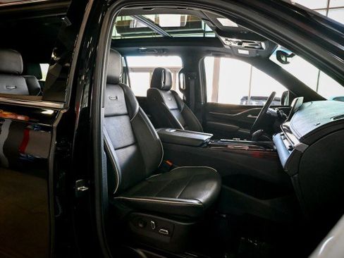 Used 2023 Cadillac Escalade ESV Premium Luxury AWD/4WD image 28