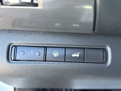 Used 2023 Nissan Pathfinder SL AWD/4WD image 32