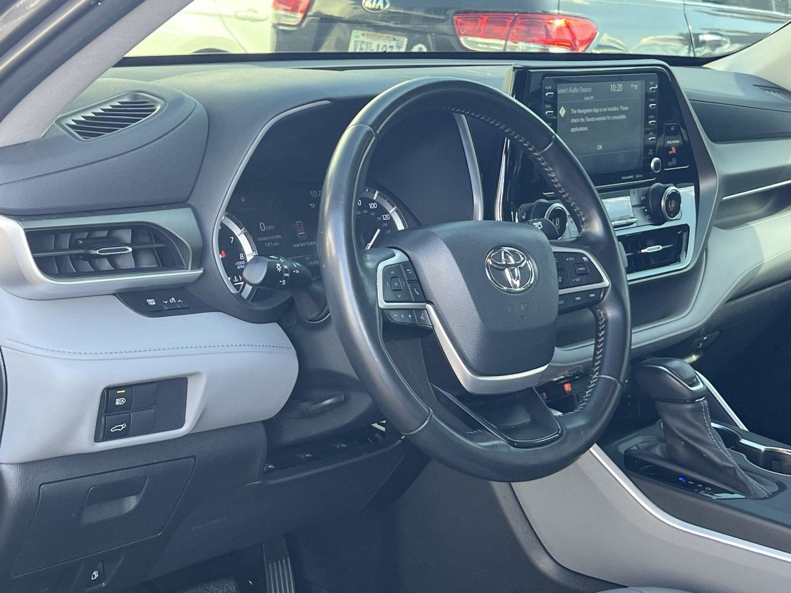 Used 2022 Toyota Highlander XLE AWD/4WD image 16