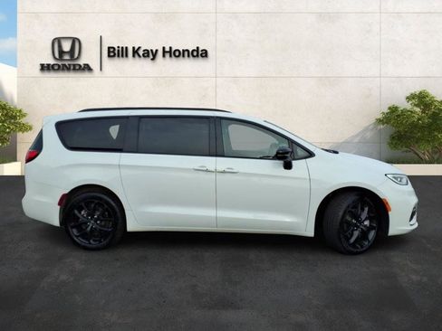 Used 2023 Chrysler Pacifica Limited w/ S Appearance Package AWD/4WD image 2