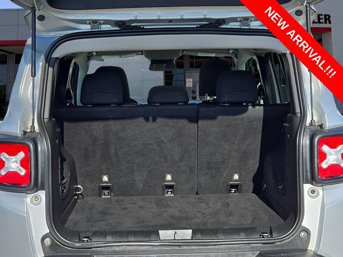 Used 2020 Jeep Renegade Altitude FWD image 17