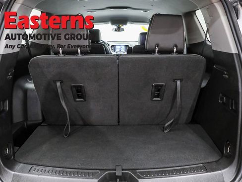 Used 2023 GMC Acadia SLT image 9