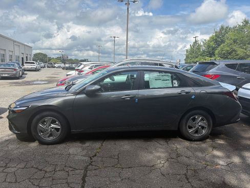 New 2026 Hyundai Elantra SE FWD image 4