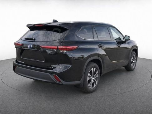 Used 2024 Toyota Highlander XLE FWD image 4