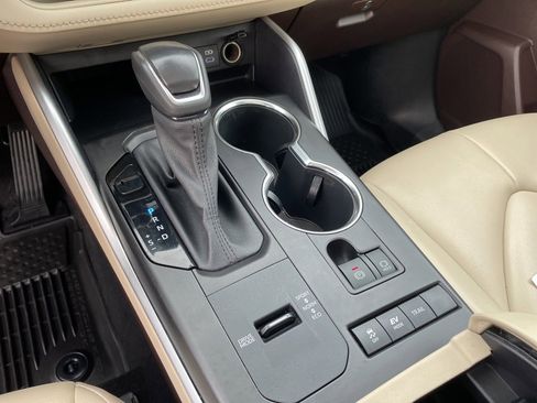 Certified 2022 Toyota Highlander XLE image 13