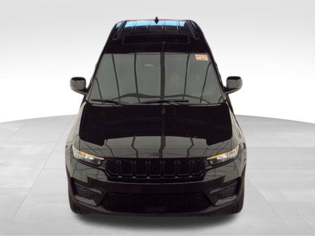 Used 2024 Jeep Grand Cherokee Altitude AWD/4WD image 2