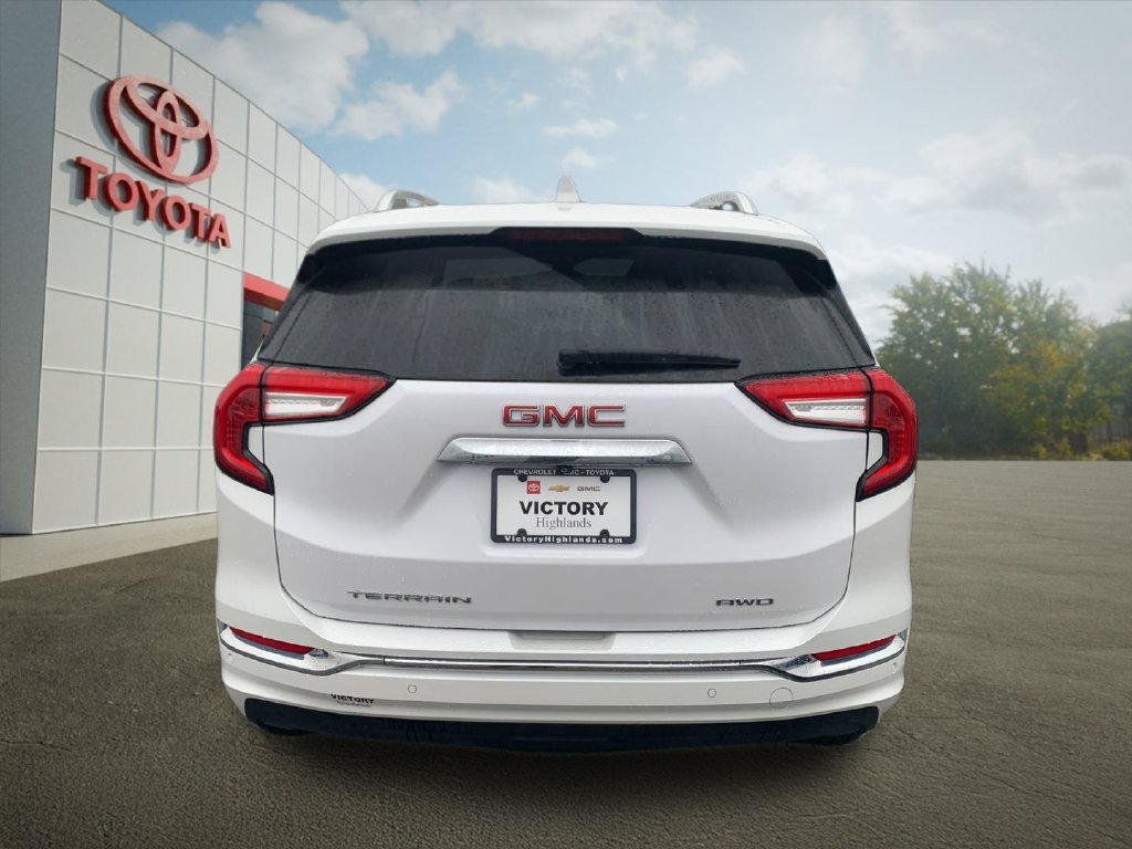 Used 2023 GMC Terrain Denali w/ Denali Premium Package AWD/4WD image 4