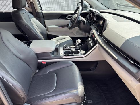 Used 2024 Kia Carnival EX FWD image 4