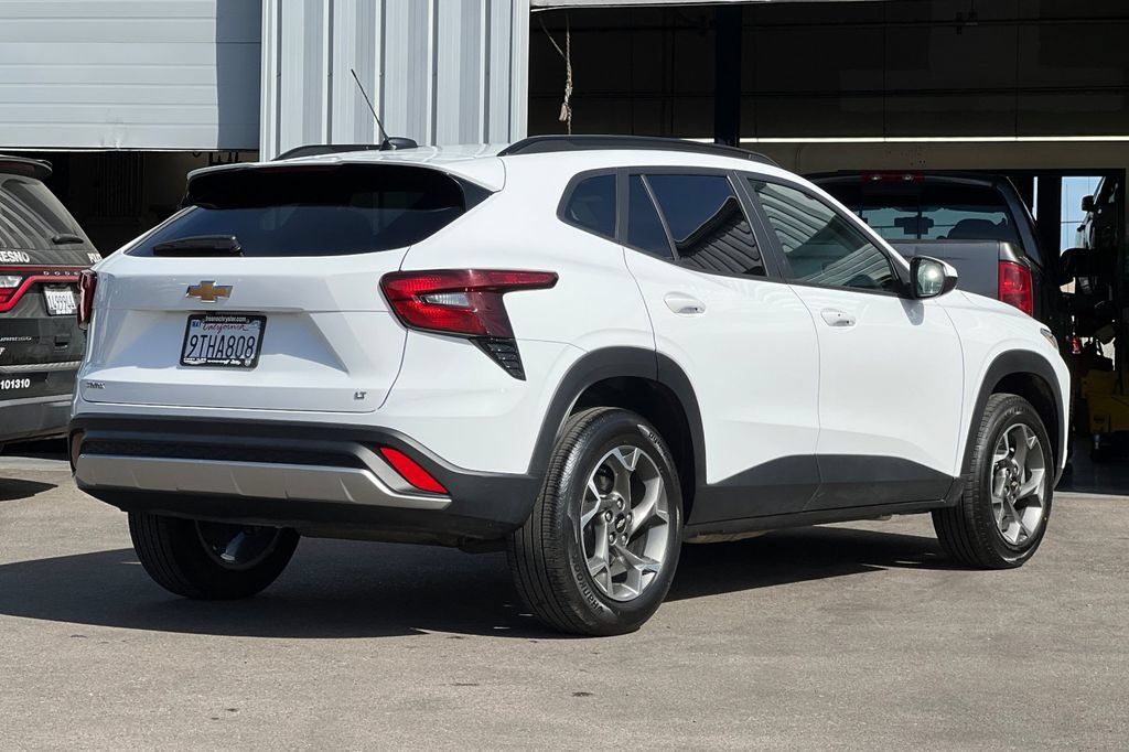 Used 2025 Chevrolet Trax LT w/ LT Convenience Package FWD image 4