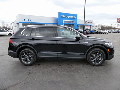 Used 2022 Volkswagen Tiguan SE w/ Panoramic Sunroof Package image 4